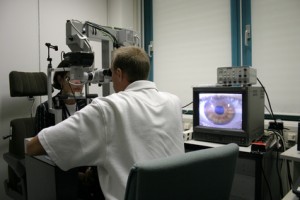 Hier sehen Sie eine Augenlaserbehandlung